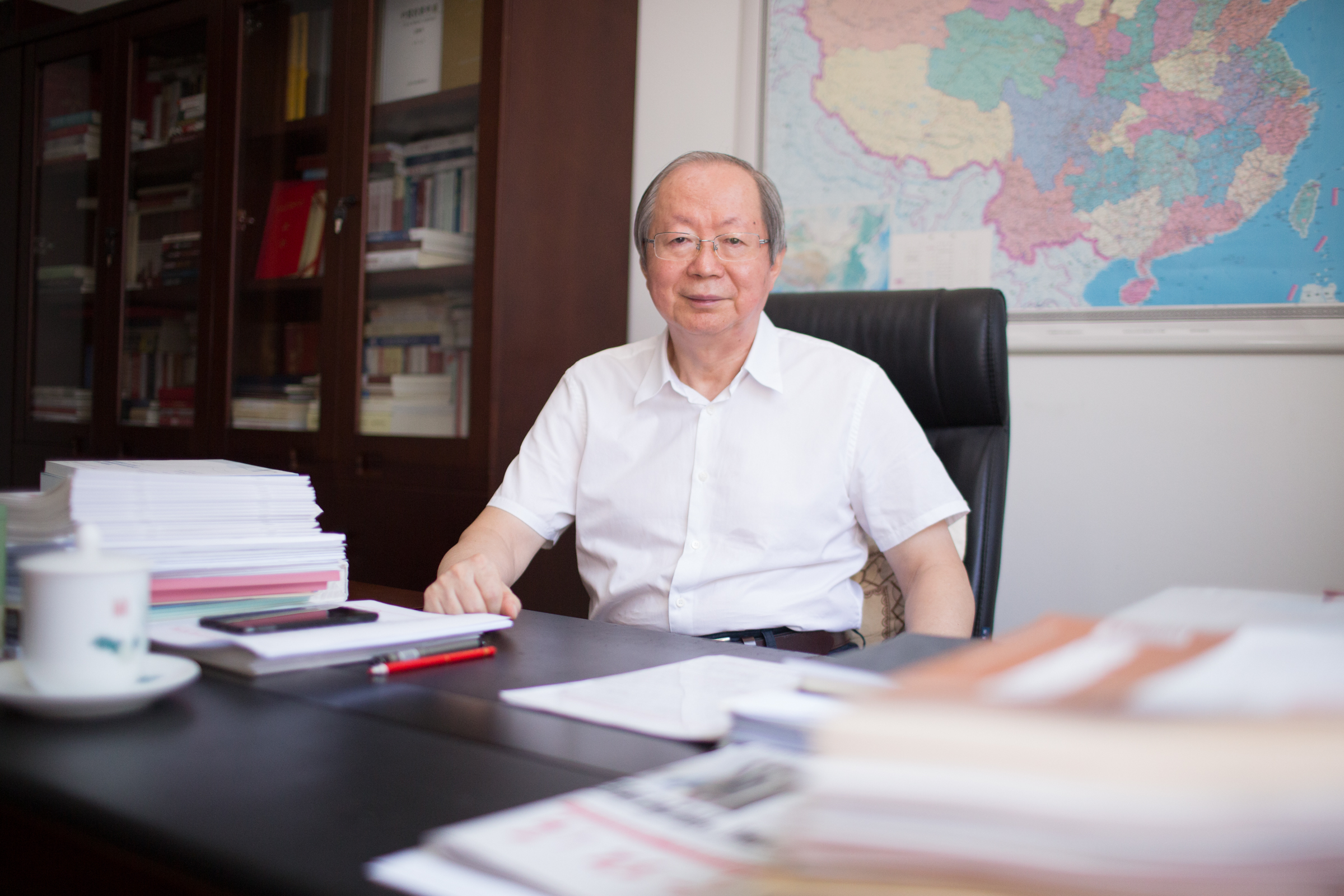 中國(guó)經(jīng)濟(jì)體制改革研究會(huì)會(huì)長(zhǎng)、十二屆全國(guó)人大財(cái)經(jīng)委副主任委員、國(guó)家發(fā)展改革委原副主任彭森&nbsp; &nbsp;澎湃新聞?dòng)浾?權(quán)義 圖