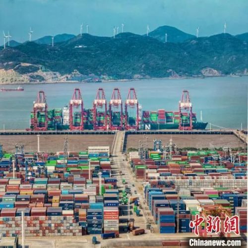 寧波舟山港作業(yè)場(chǎng)景。高雪峰 攝